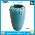 Sehend verziert mit kleinen blauen Blumen-Keramik-Dekorations-Vase